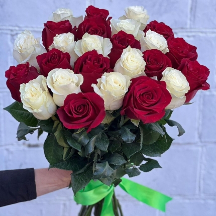 Букет «Баланс» из красных и белых роз - купить с доставкой в по Коряжме