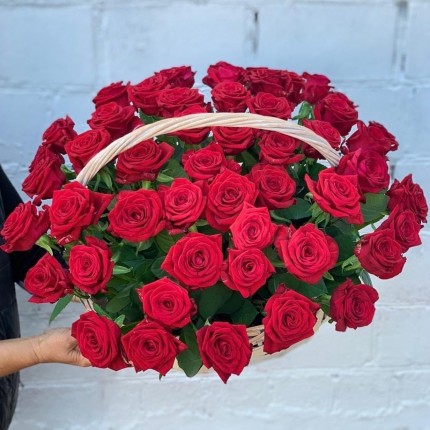 Корзинка "Моей королеве" из красных роз с доставкой в по Коряжме