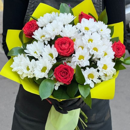 Букет с розами и хризантемами "Волшебство" - заказ с достакой с доставкой в по Коряжме