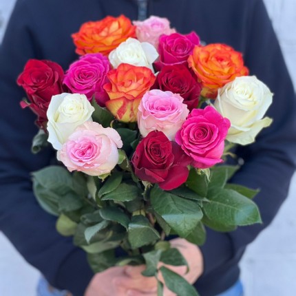 Букет из разноцветных роз с доставкой  в по Коряжме